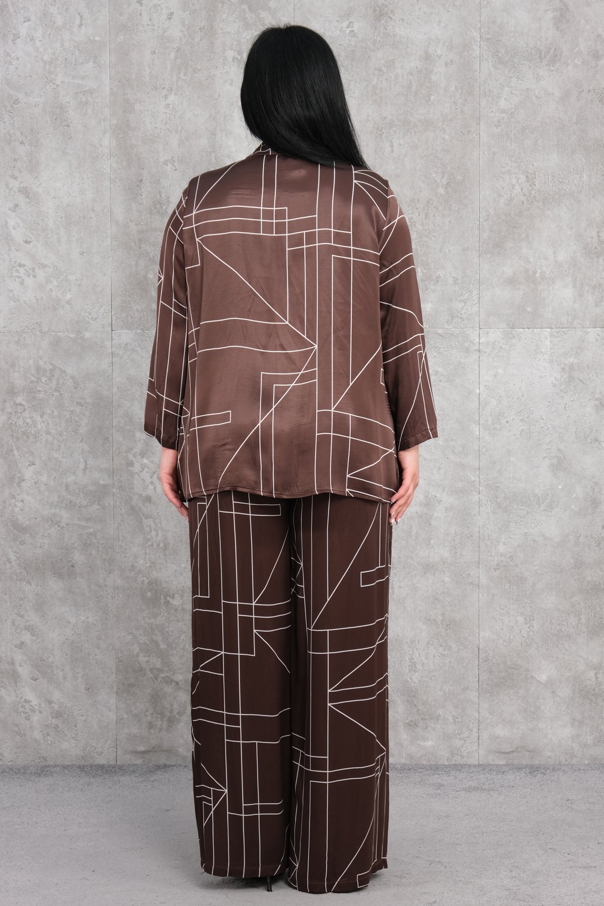 طقم من قطعتين بمقاسات سوبر كبيرة-البني