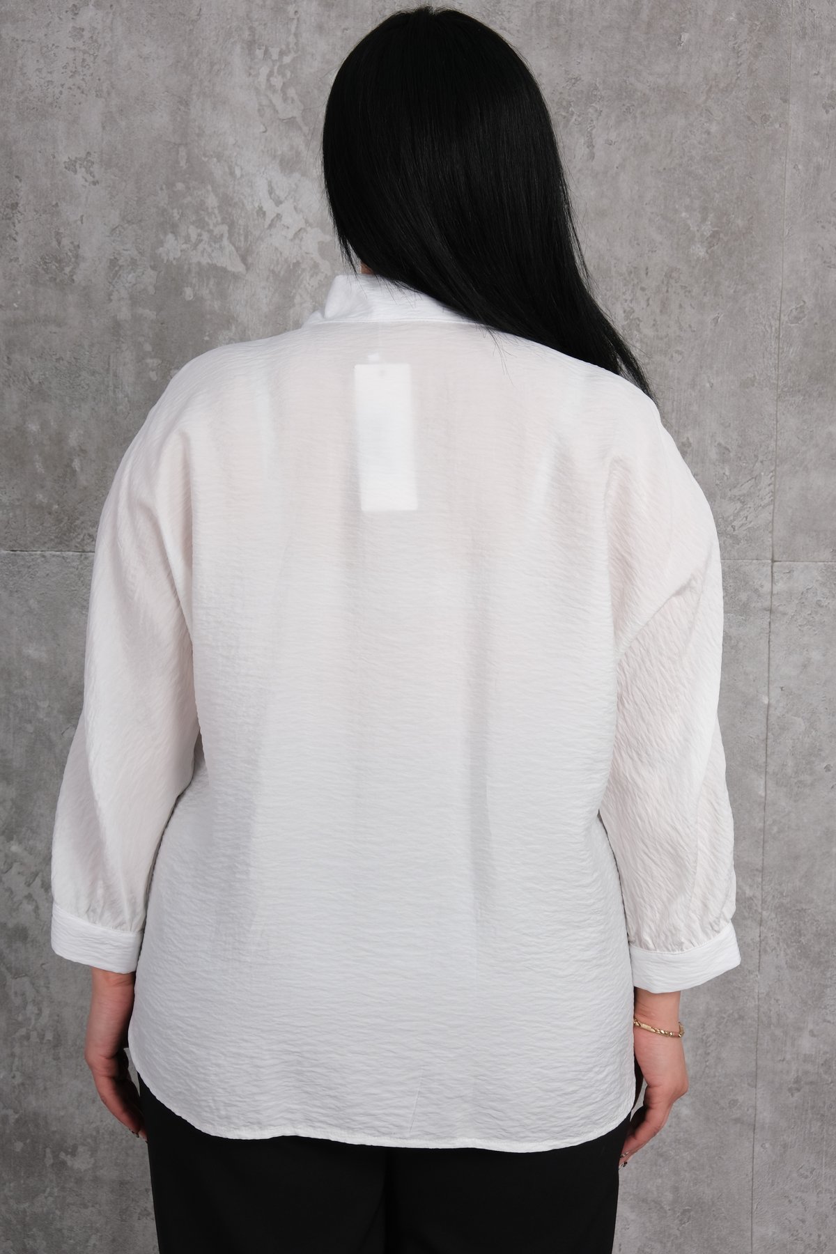 قميص مقاس كبير-الأبيض
