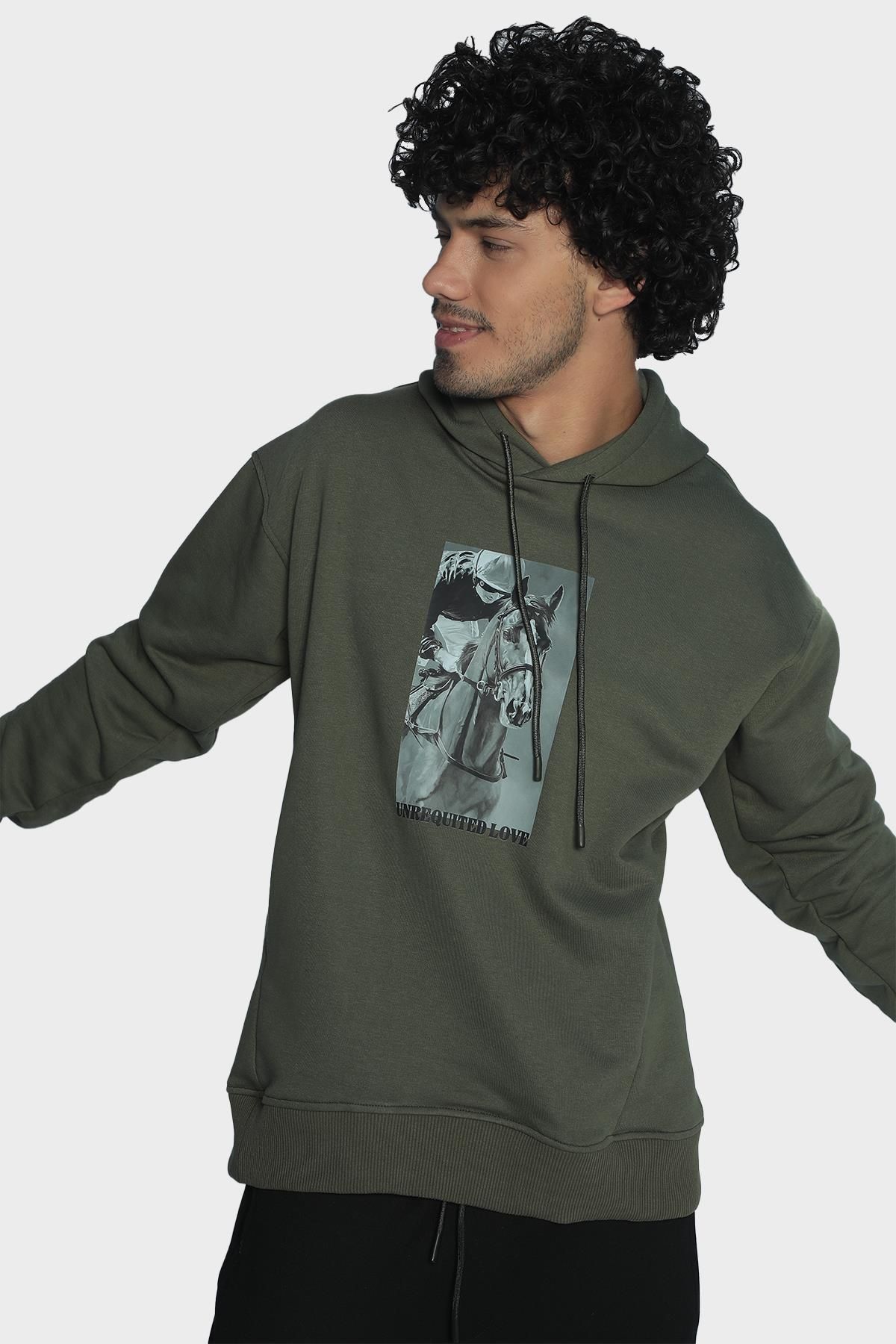 Erkek regular kesim kapüşonlu önü baskılı uzun kollu pamuklu sweatshirt - Haki