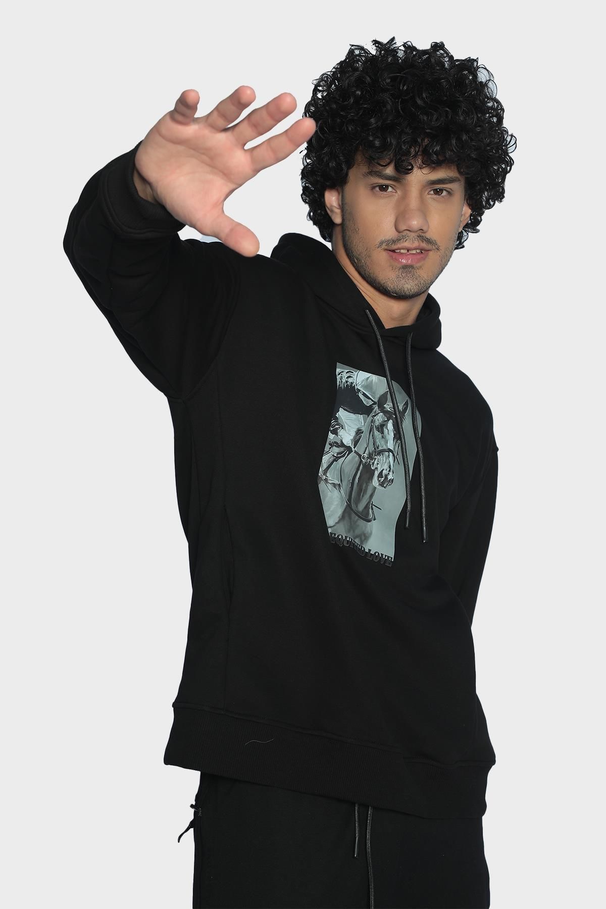 Erkek regular kesim kapüşonlu önü baskılı uzun kollu pamuklu sweatshirt - Siyah